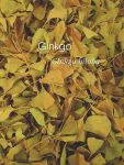 Ginkgo - Ginkgo biloba

Dank seiner charakteristischen Blattform ist dieser Baum den meisten Menschen einfach als Ginkgo bekannt.

Wilde Exemplare findet man hier zwar nicht mehr, aber angepflanzte Exemplare gibt es durchaus – so sind wir bei unseren Spaziergängen auf diesen Baum gestoßen. Interessanterweise fressen Noah und Molly die Blätter nur im Herbst, wenn sie gelb geworden und zu Boden gefallen sind.

Es war also ein kleines Experiment, als ich ihnen grüne Blätter von abgebrochenen Zweigen anbot. Sie zeigten kein Interesse und fraßen sie nicht.
Ich hängte die Zweige zwei Wochen lang zum Trocknen unter das Dach. Das Sommerwetter war perfekt, um die Blätter knusprig und trocken zu bekommen. Bemerkenswerterweise nahmen sie auch einen leicht gelblichen Farbton an.

Ich bot Noah und Molly die getrockneten Blätter erneut an, und sie fraßen sie mit Begeisterung! Offenbar schmecken die Flavonoide in getrockneten Blättern besser.

Möchten Sie mehr über Ginkgo biloba erfahren? Sie finden den Baum,  im Buch 'Wandern und grasen; mit Pferden unterwegs in der Landschaft - Wildpflanzen für Pferde'.

https://marshawijlhuizen.nl/meine-bucher-deutsch/

#wandernmitpferden
#natürlichePferdefütterung
#Pflanzenwanderung
#Pferdepflanzen