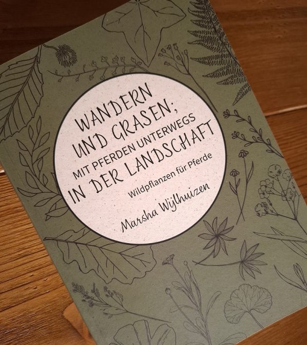 Wandern und grasen; mit Pferden unterwegs in der Landschaft - Wildpflanzen für Pferde