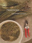 Heermoes - Equisetum arvense

Heermoes is een ideale plant om te drogen voor een wintervoorraad. De bundels drogen gemakkelijk in de wind.

Noah en Molly eten het graag, zowel vers als gedroogd.
Heermoes kan je als een soort mineralenbrok zien, bomvol mineralen met silicium (kiezelzuur) dat de boventoon voert.

Let wel op waar je het plukt want het kan ook zware metalen bevatten die het uit de bodem heeft gehaald.

Verstandig is ook om het verschil met het moeras-broertje Lidrus te kennen. Hoe je dit kan zien wordt beschreven in deze blog.

https://marshawijlhuizen.nl/planten/polygonum-aviculare-en-equisetum-arvense/

En natuurlijk vind je Heermoes ook terug in mijn boek.

https://marshawijlhuizen.nl/mijn-boeken/

www.marshawijlhuizen.nl

#wandelenmetpaarden
#natuurlijkepaardenvoeding
#plantenwandeling
#paardenplanten